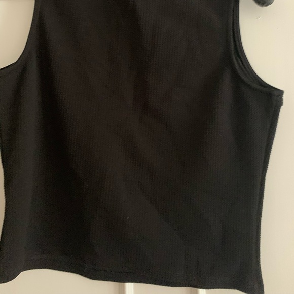 Black top - Picture 3 of 4